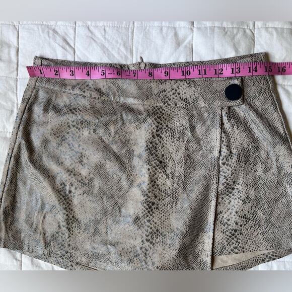 Revolve X Superdown Beige Faux Suede Snake Skin Print Wrap Skort - Medium - Picture 5 of 10